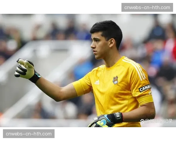 特写镜头:老将帕耶被换下时,韦洛德罗姆球场全体起立鼓掌